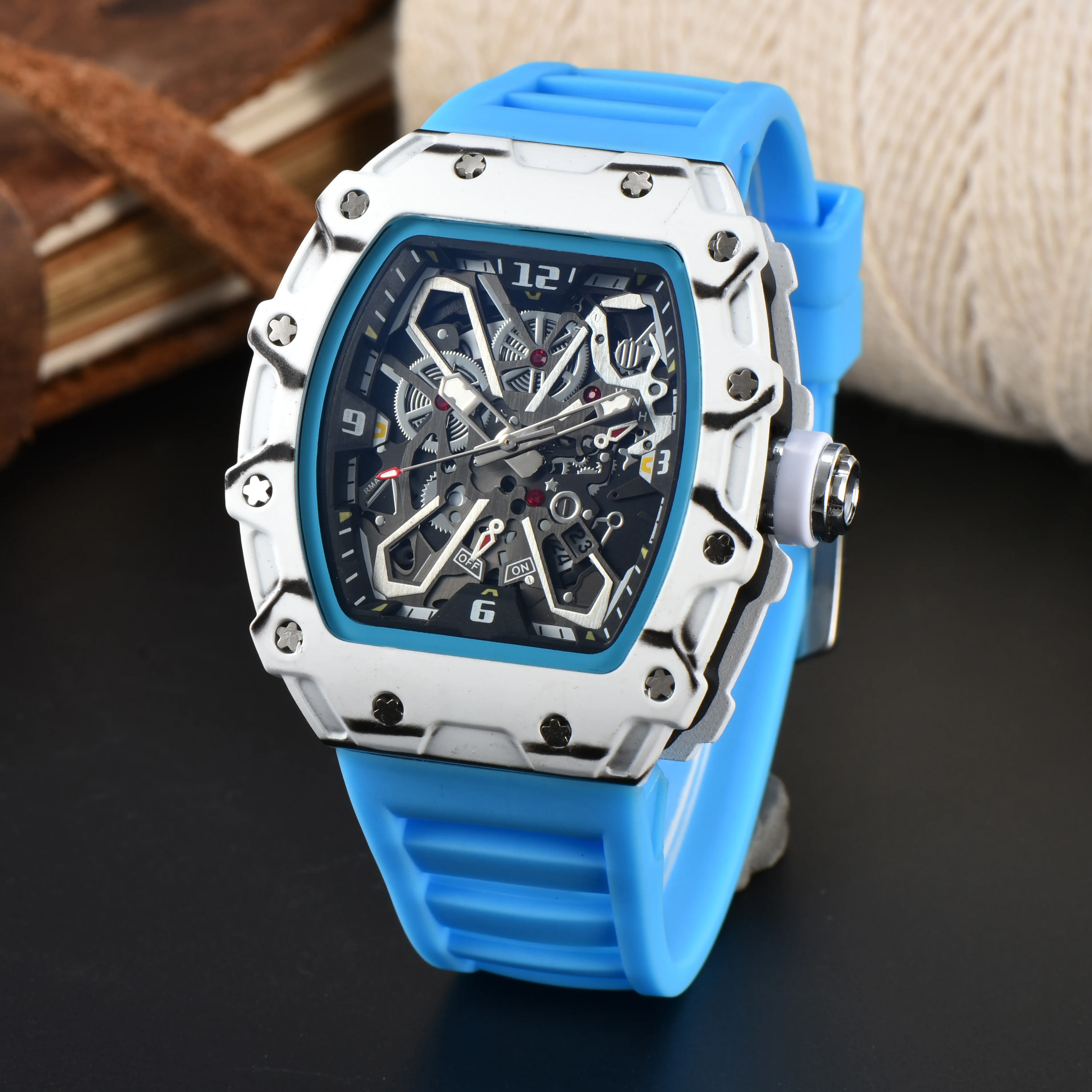 New Fashion Men\'s Quartz Calendar Pointer Watch Silicone Strap with Rich Colors