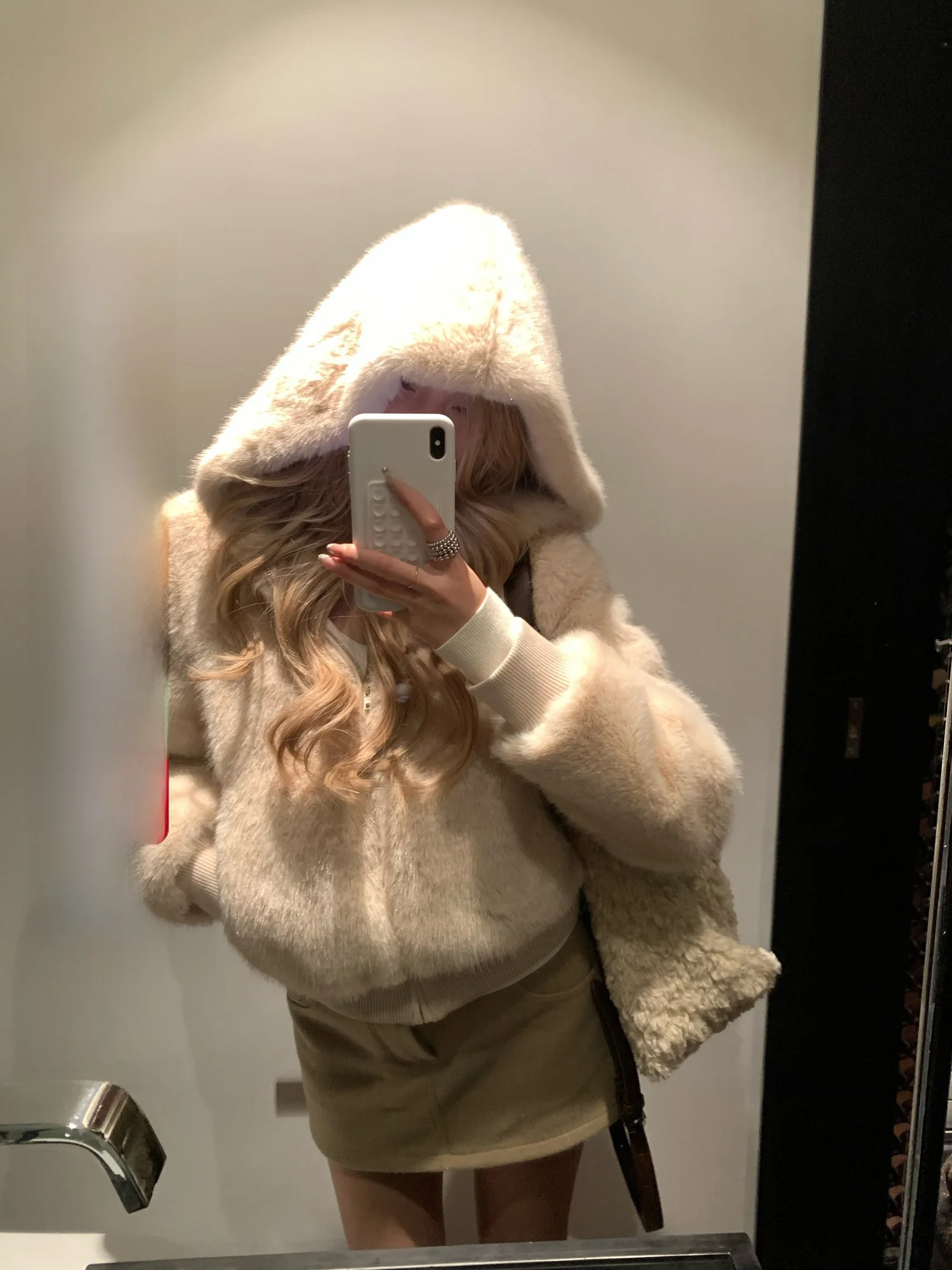 

Утепленное женское пальто из искусственного меха норки, имитирующего снежно-белый цвет, с застежкой-молнией, из полиэфирного волокна.