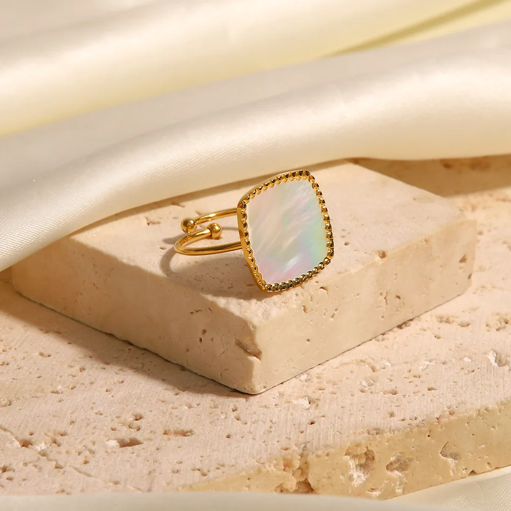 Acciaio inossidabile placcato oro in stile francese intarsiato con anello regolabile con conchiglia bianca regalo per le donne