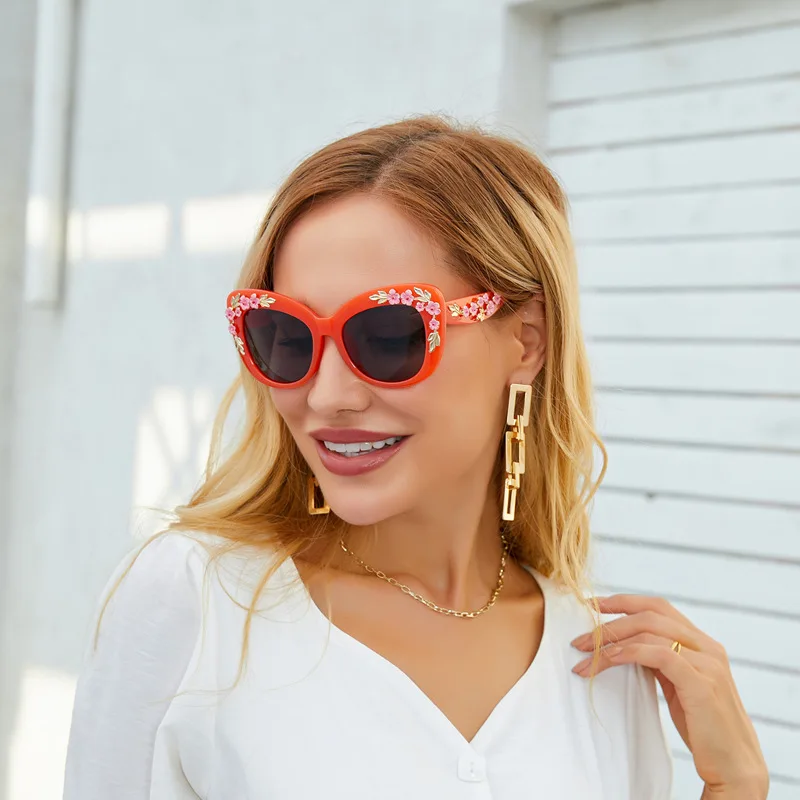 

Cat Eye Rose Decorative Sunglasses for Female Fashion Personality Traveling Baroque Style Sunglasses Retro Trend High Quality