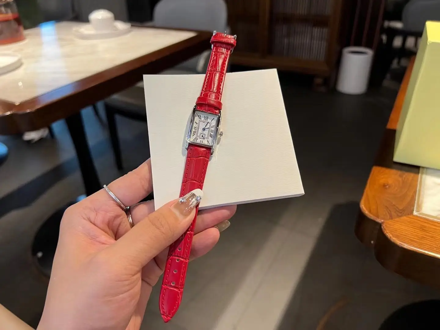 Elegante Reloj de Cuarzo para Mujer con Correa de Cuero Roja, Caja Plateada y Esfera Blanca, Reloj de Pulsera de Lujo para Regalo