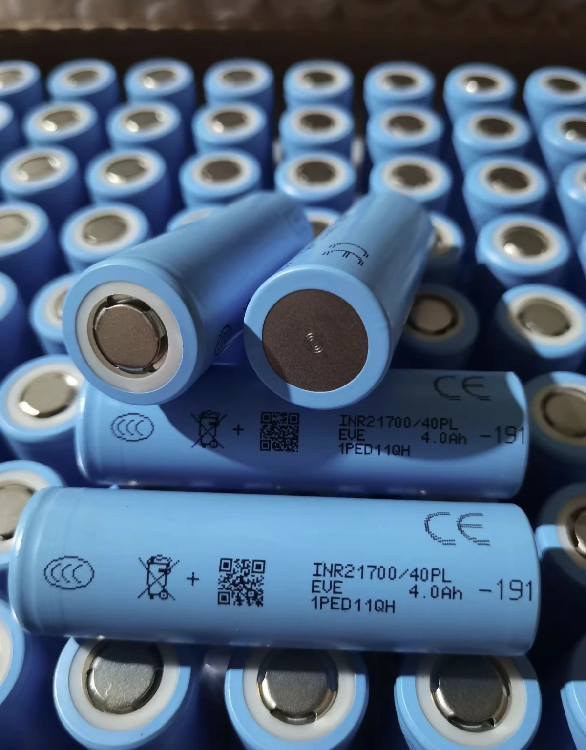 

Аккумулятор EVE INR21700-4000мАч 40PL с током разряда 25C/125C для дронов, замена VTC6A 40T JP40 50PL