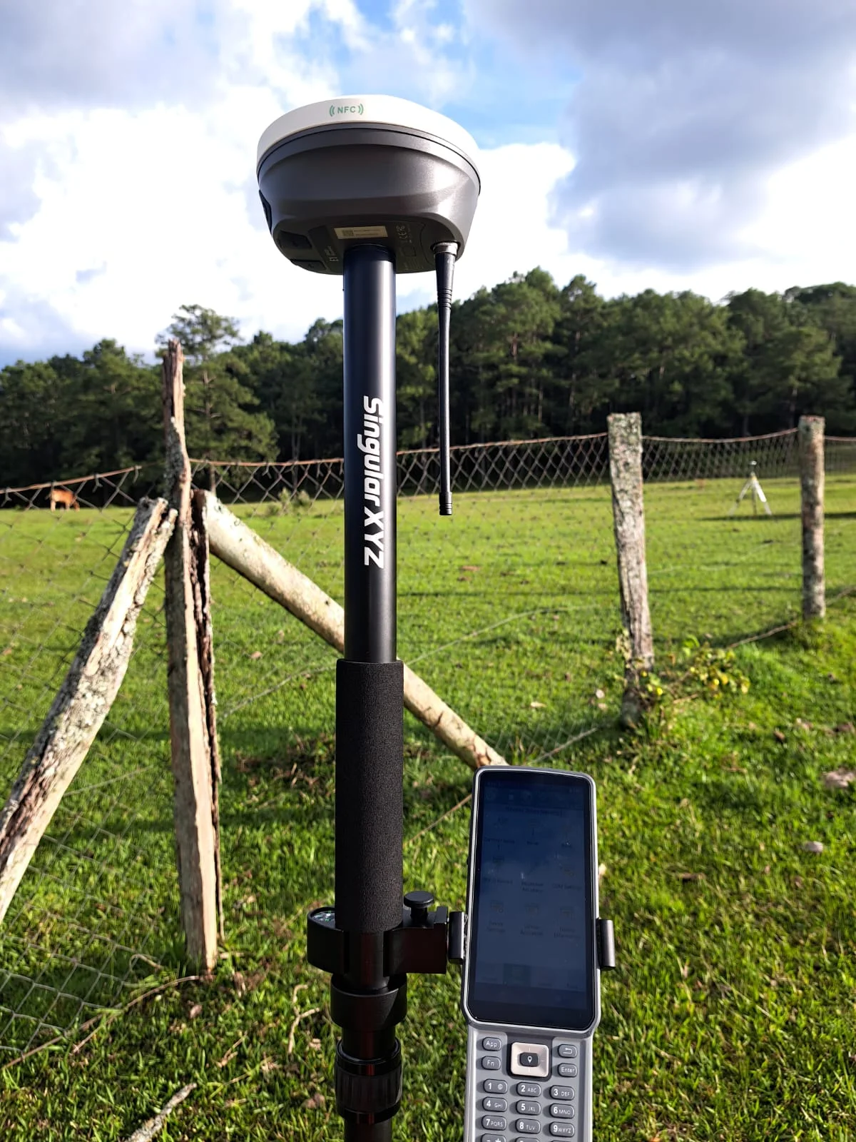 GNSS RTK Rover Receiver for Land Surveying, 1cm Accuracy, PPP/NTRIP/UHF/BT, IMU, IP67, with Permanent Survey Software stake out