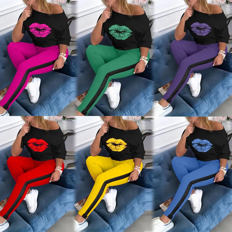 

Спортивный комплект с круглым вырезом и принтом губ в новом стиле