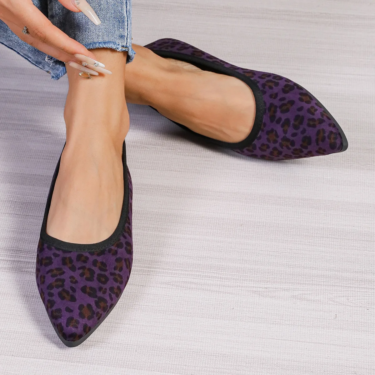 Nuevo 2025 moda Primavera boca baja zapatos individuales mujeres planas puntiagudas tacón bajo zapatos casuales cómodos estampado de leopardo