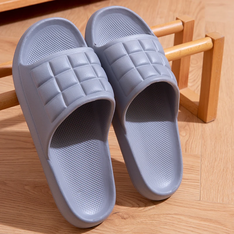 

Пара новых мужских и женских тапочек, износостойкие, удобные, нескользящие, простые и модные мужские тапочки.