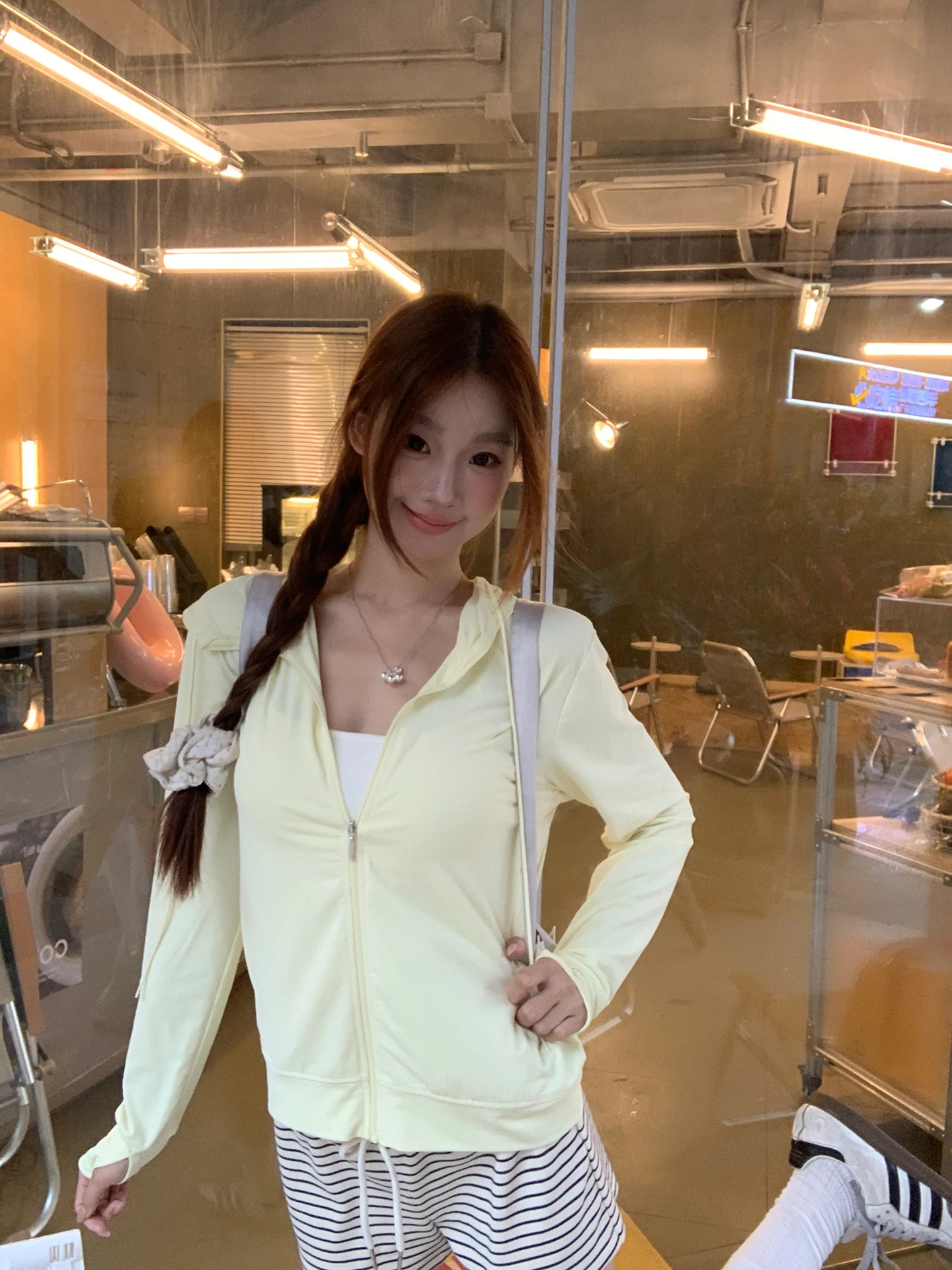 سترة نسائية صيفية عصرية باللون الأصفر للحماية من الشمس، بغطاء للرأس وسحاب وأكمام طويلة مصنوعة من ألياف البوليستر