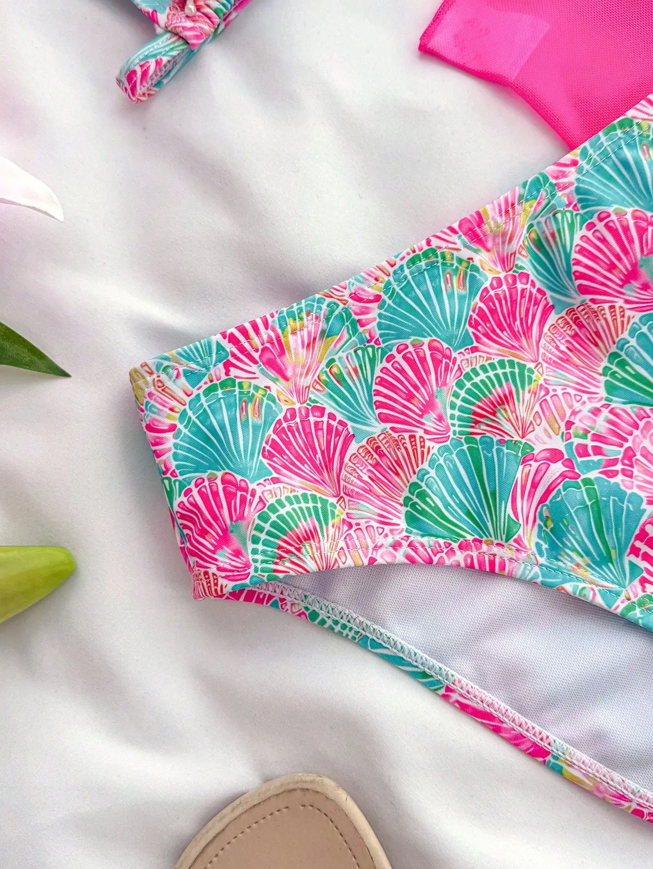 

Vibrant Pink And Teal Shell Patterned 3-Piece Swimwear Set With Halter Top And High-Waisted Bottoms For Beach Vacations