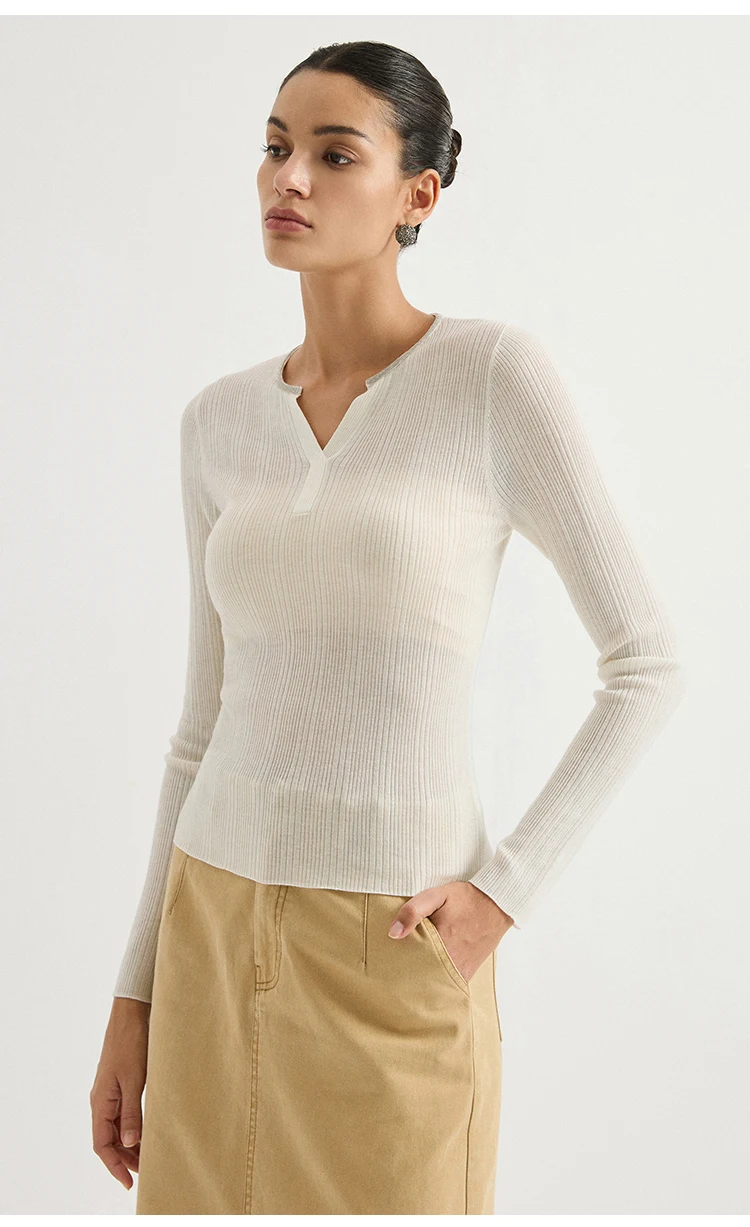 BD3621694 Damen-Pullover mit V-Ausschnitt, figurbetont, aus Naturwollmischung, fein gerippt, langärmelig, mit Metallbesatz, Frühherbst 2026 – Detail 5