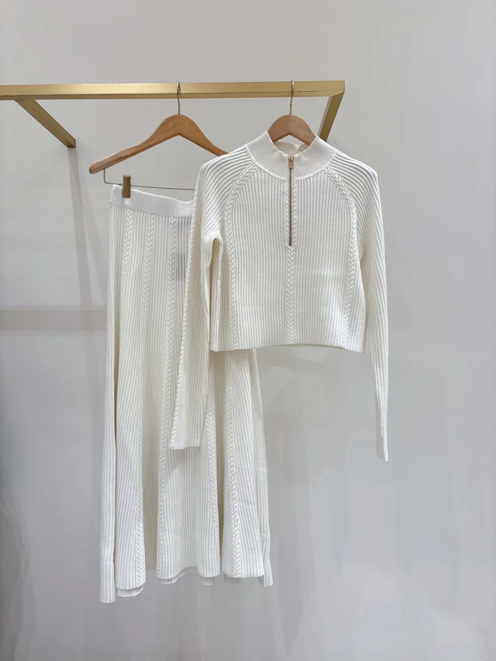 

Ele Long Sve Zipper Slim Fit Трикотажный комплект с юбкой Высококачественная версия Европейский Sle Простой воротник-стойка Aosphere Twist P...