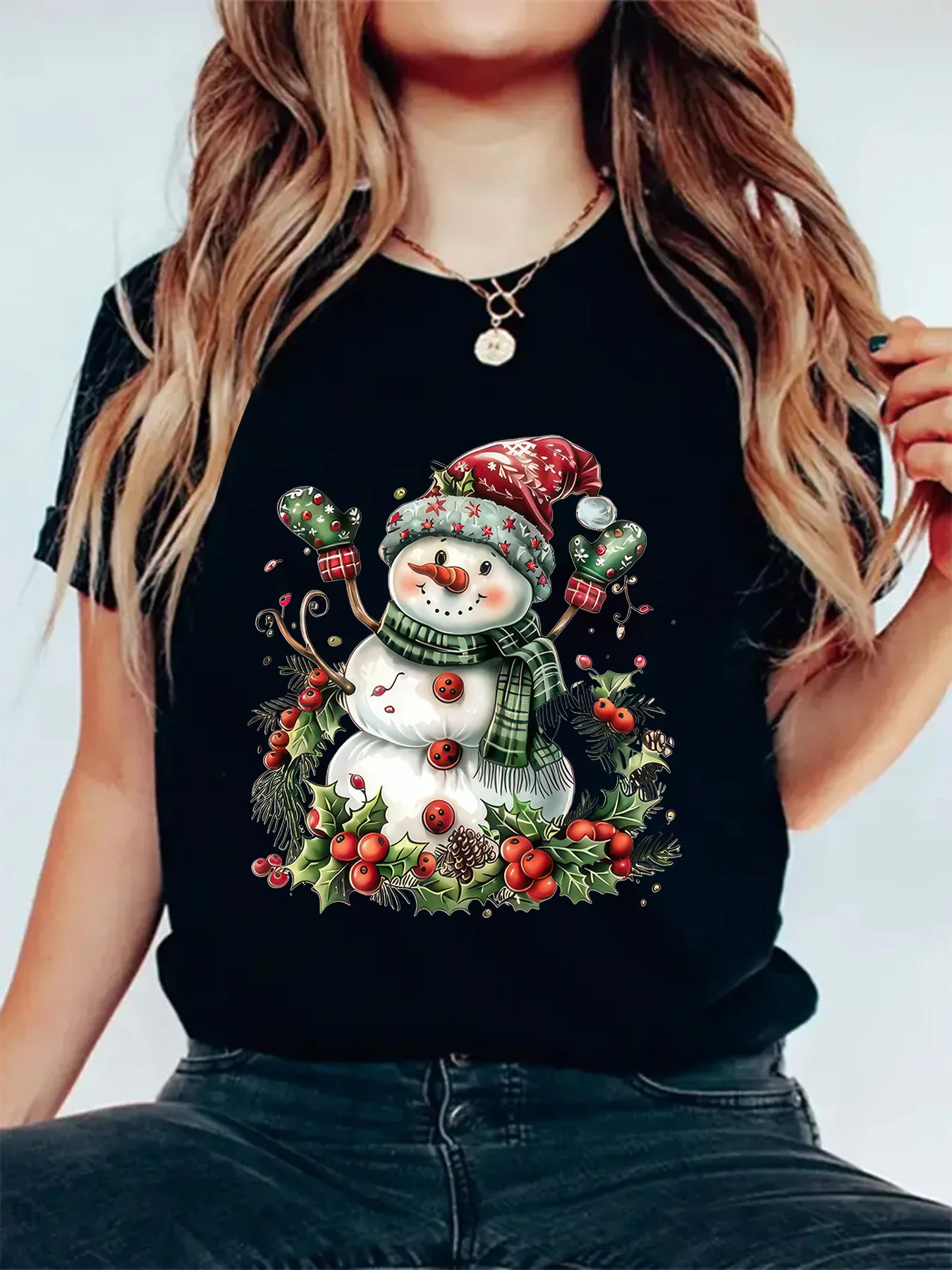 Schwarzes Weihnachts-Schneemann-Grafik-T-Shirt für Damen, festlicher Schneemann mit rotem Hut, Holly-Beeren-Design, Harajuku, kurzärmelig, lässig