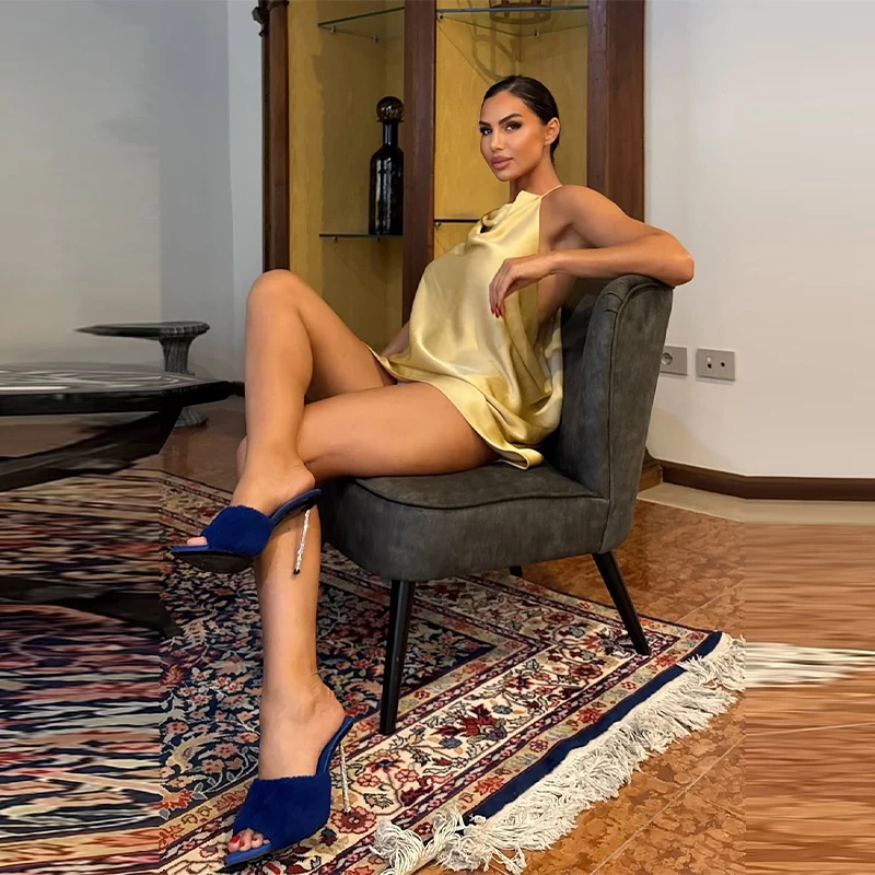 

Элегантный топ на бретельках в стиле ретро, золотой атласный топ с лямкой на шее, женские топы для торжественных случаев, стильный изысканный вечерний женский уличный наряд