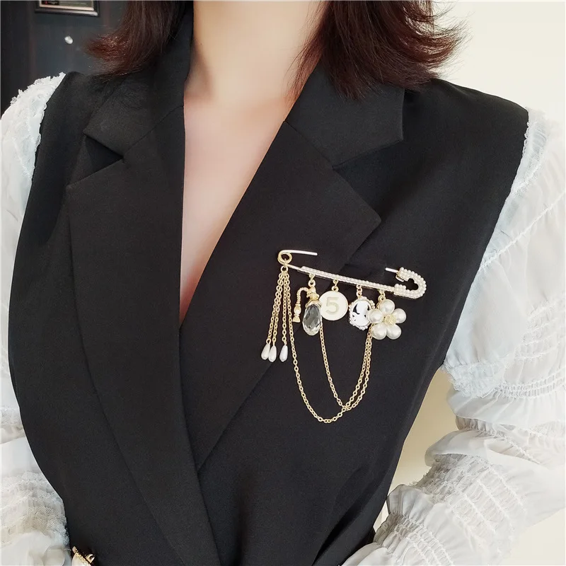 High Grade Elegant Brooches for Women Vintage Suit Camellia Pearl CC Brooch Girls Gift Clothing Accessories