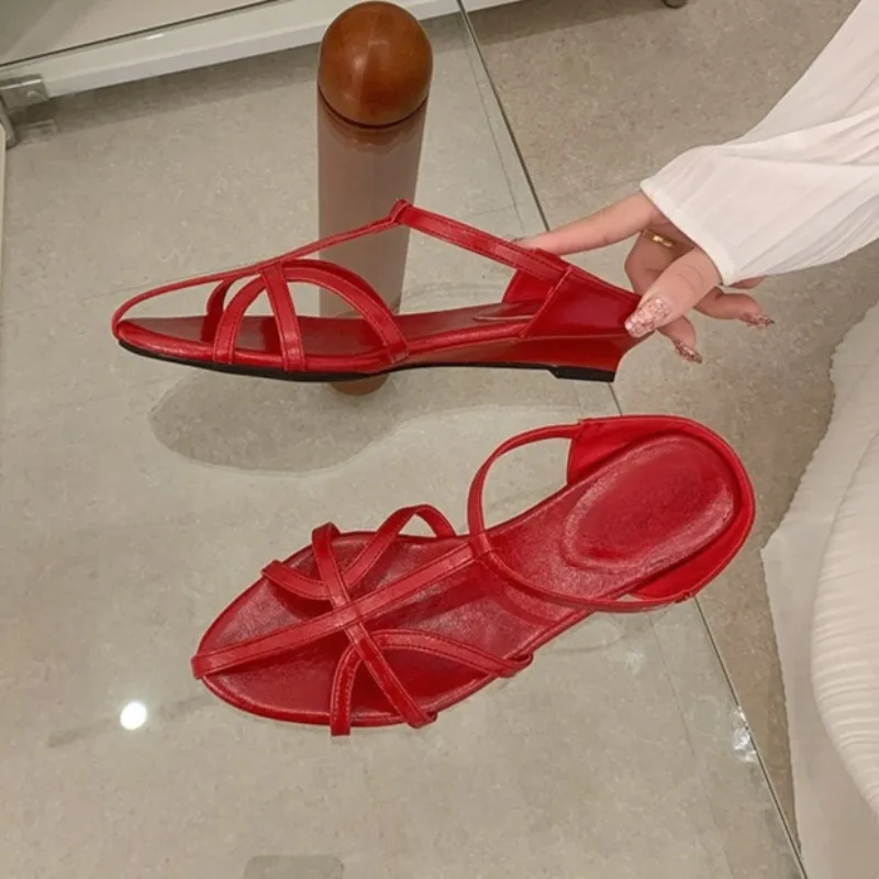 Französische Eleganz: Keilabsatz-Sandalen mit dünnem Riemen – Neu für den Sommerurlaub 2026 – Römerschuhe mit spitzer Zehenpartie, perfekt zum Rock kombinieren