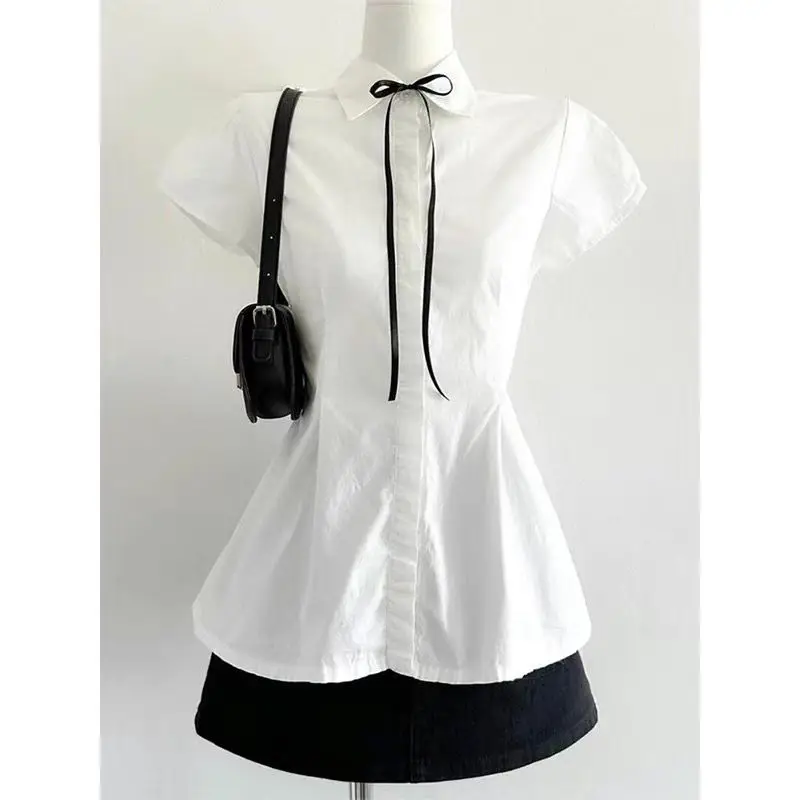 Biała koszula z klapami, wiązana, damska, elegancka, z krótkim rękawem, z kokardą, bandażowana w talii, dopasowana, krótki top, słodka bluzka biurowa, lato 2025.