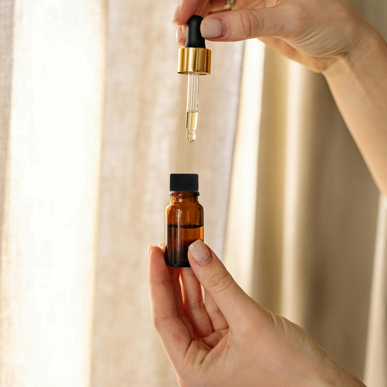 

100 pcs Aromatherapy Caps 28mm Threaded Black Round Oil Bottle Replacement Anti Slip Perfume Bottle Cap Glass Essential Oil