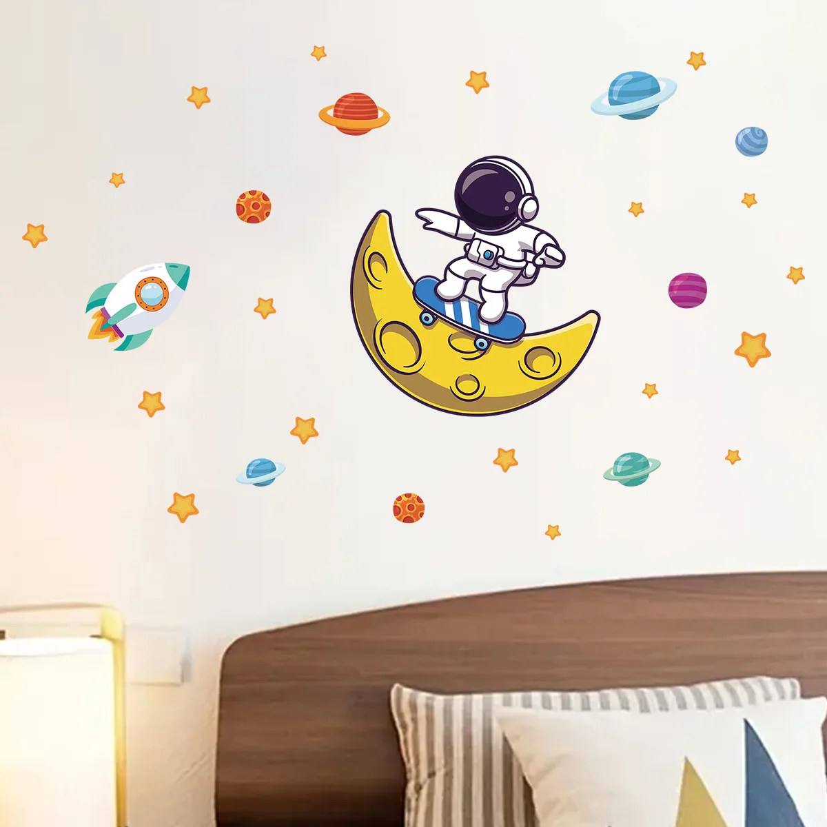 Pegatina luminosa espacial de astronauta de dibujos animados que brilla en la oscuridad para habitación de niños, calcomanías fluorescentes, carteles de decoración para habitación
