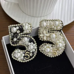 Korean Style Number 5 Pearl Crystal Badges Pin For Women Men Fashion Elegant Exquisite Classic Clothing Coat Brooch Accessories