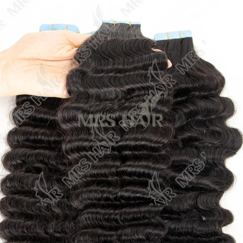 Nastro a onde profonde nelle estensioni dei capelli umani Nastro riccio profondo nelle estensioni dei capelli Trama della pelle delle ragazze nere Estensioni dei capelli naturali Remy
