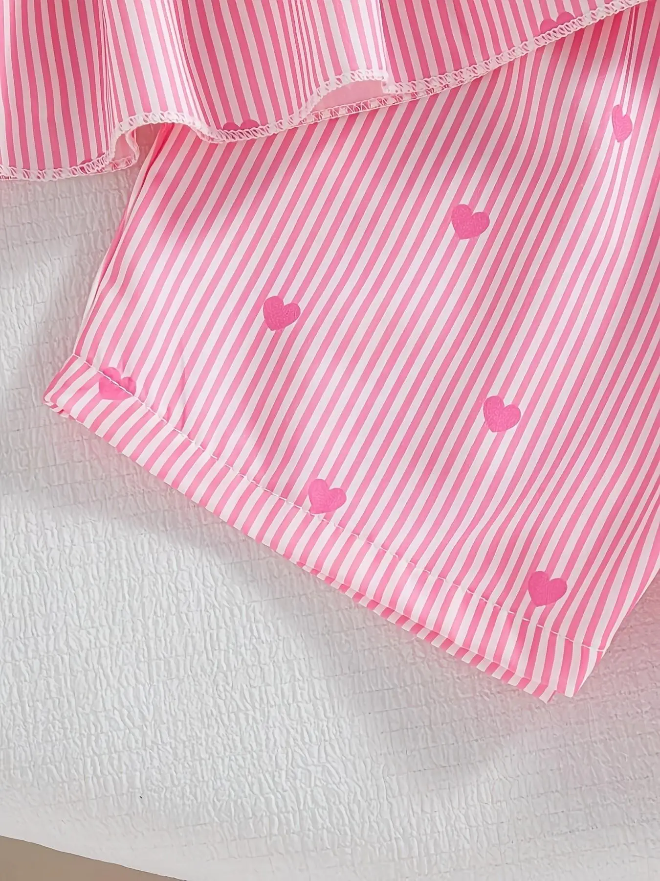 Sommerliches, lässiges Zweiteiler-Set für Mädchen: Gestreiftes und mit Herzen bedrucktes Spaghettiträger-Top + Shorts mit elastischem Bund – Ein stilvolles, lässiges Outfit – Detail 5