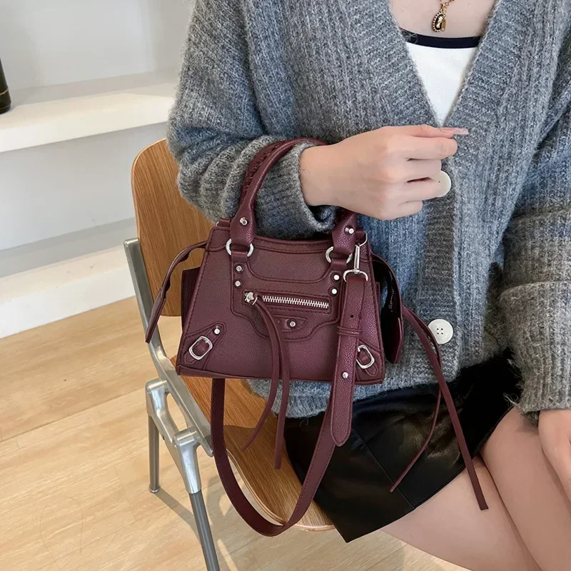 2024 Trendy Nieuwe Damestassen Westerse Stijl Klinknagel Motortassen Retro Mode Schouder Veelzijdige Crossbody Damestassen