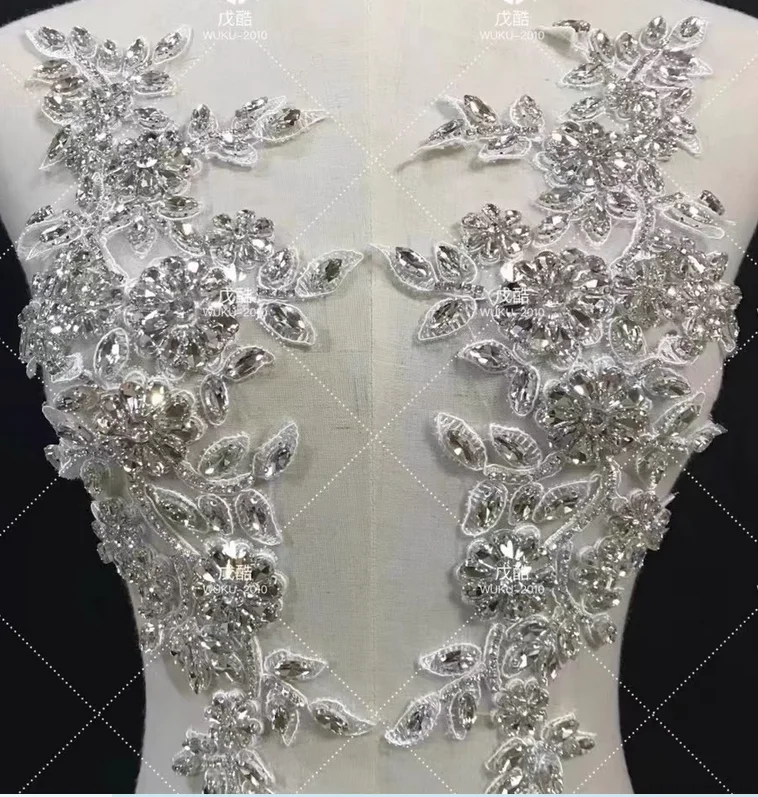 

Ручная работа, бисер, бисер со стразами, вышитое кружево и вышитое украшение свадебного платья невесты на ткани.