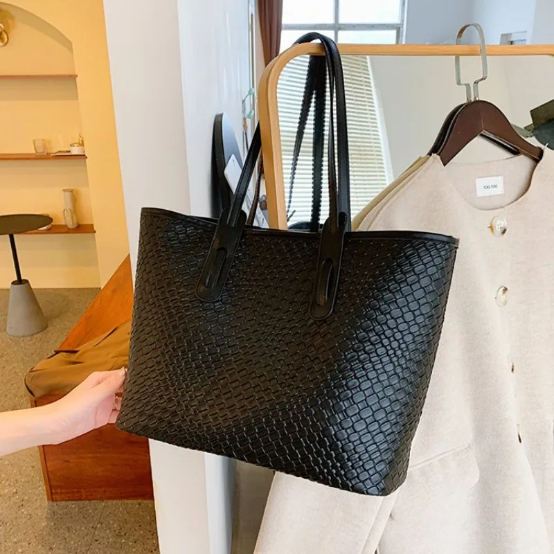 

2025 New Glamorous European Style Shoulder Bag - Exquisite Trendy Versatile Ladies Bag for Fashionable Women