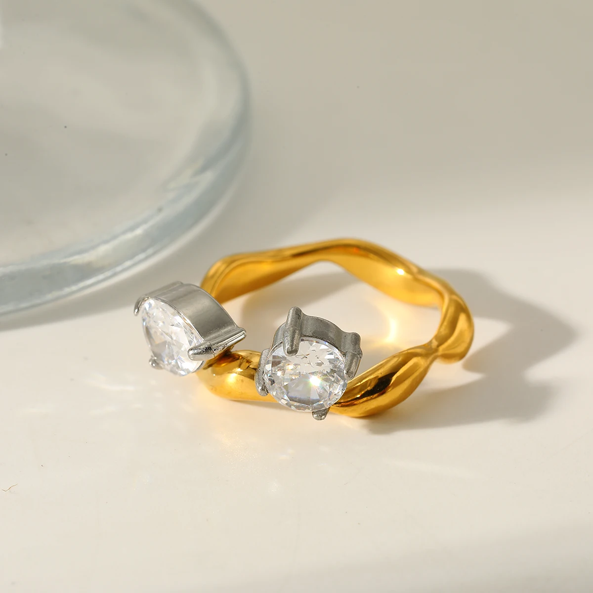 

Personalized Stainless Steel White Zircon Ring for Ladies Gold Plated Classic Waterproof Fashion Jewelry for Women Accessories