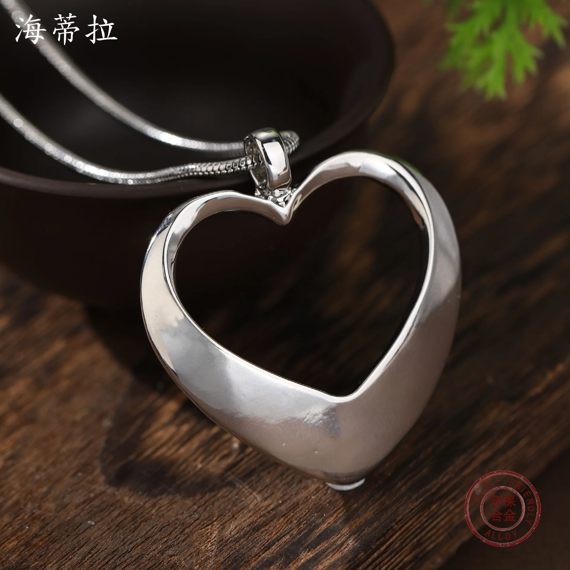 Jewelry DIY accessories new hollow love glossy pendant, women's fashion high sense versatile heart-shaped alloy necklace wholesa