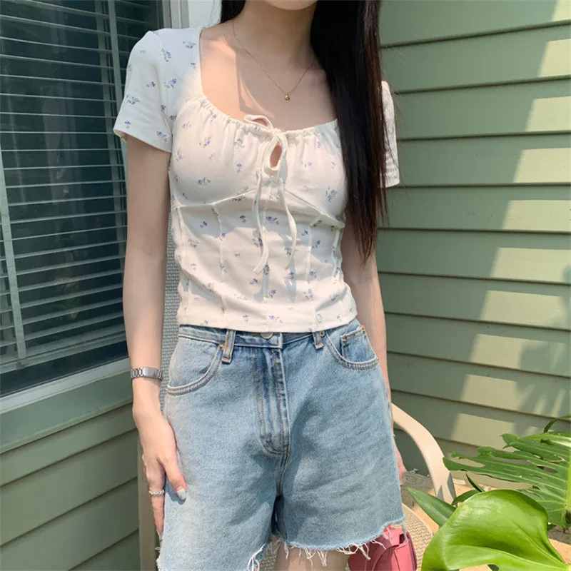 Koreanisches, sanftes, süßes T-Shirt mit quadratischem Ausschnitt und kurzen Ärmeln für Damen, Sommer, Blumenmuster, elastisches kurzes Oberteil. – Detail 3