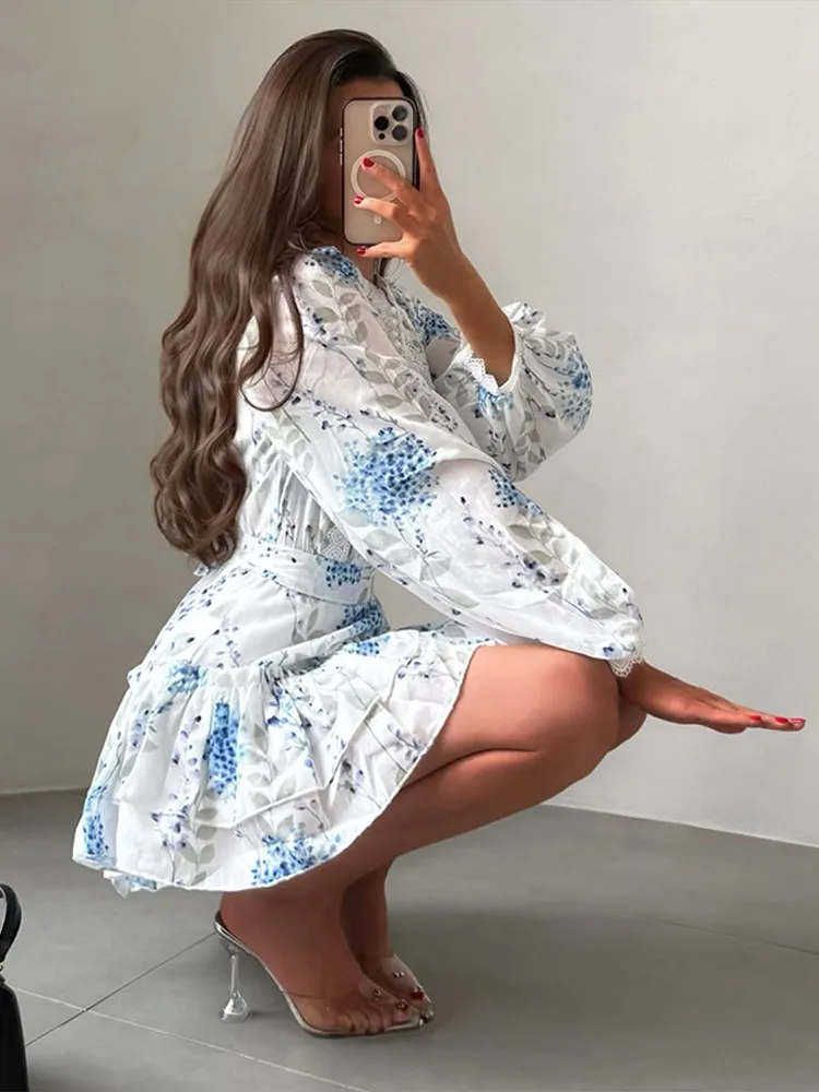 Bedrucktes Spitzenkleid mit Rüschen, Kurzkleid für Damen, Street-Style, Stehkragen, Laternenärmel, Schnürung an der Taille, unregelmäßiger Saum – Detail 8