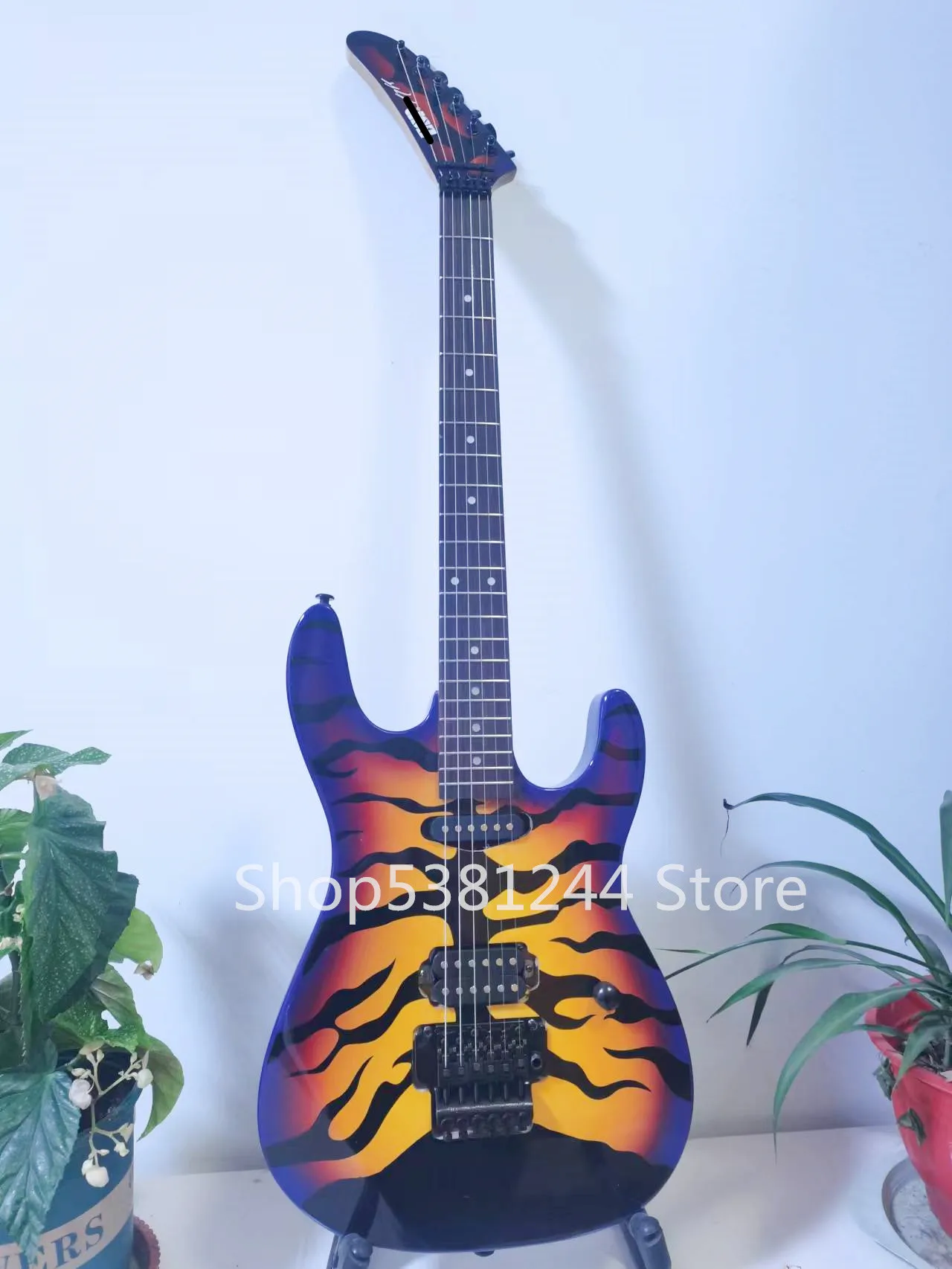 

Free delivery, 6-string electric guitar, tiger pattern, vibrato system,