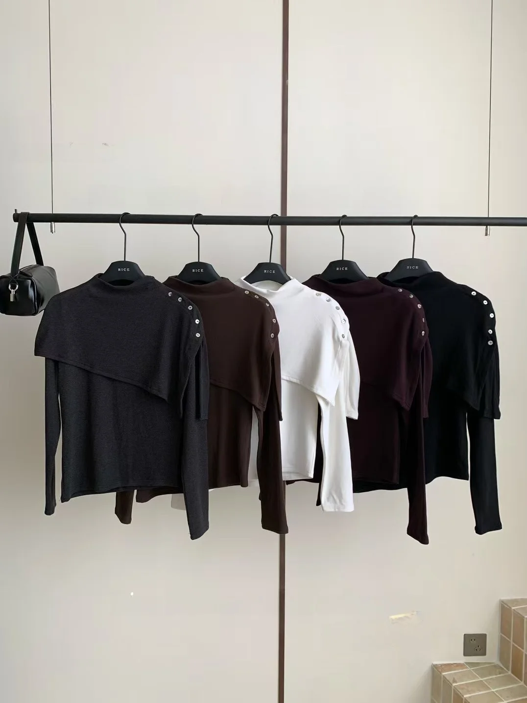 

Корейский облегающий трикотаж, женский базовый слой, топ, асимметричный дизайн, зимняя хлопковая футболка с длинным свеком и высоким воротником