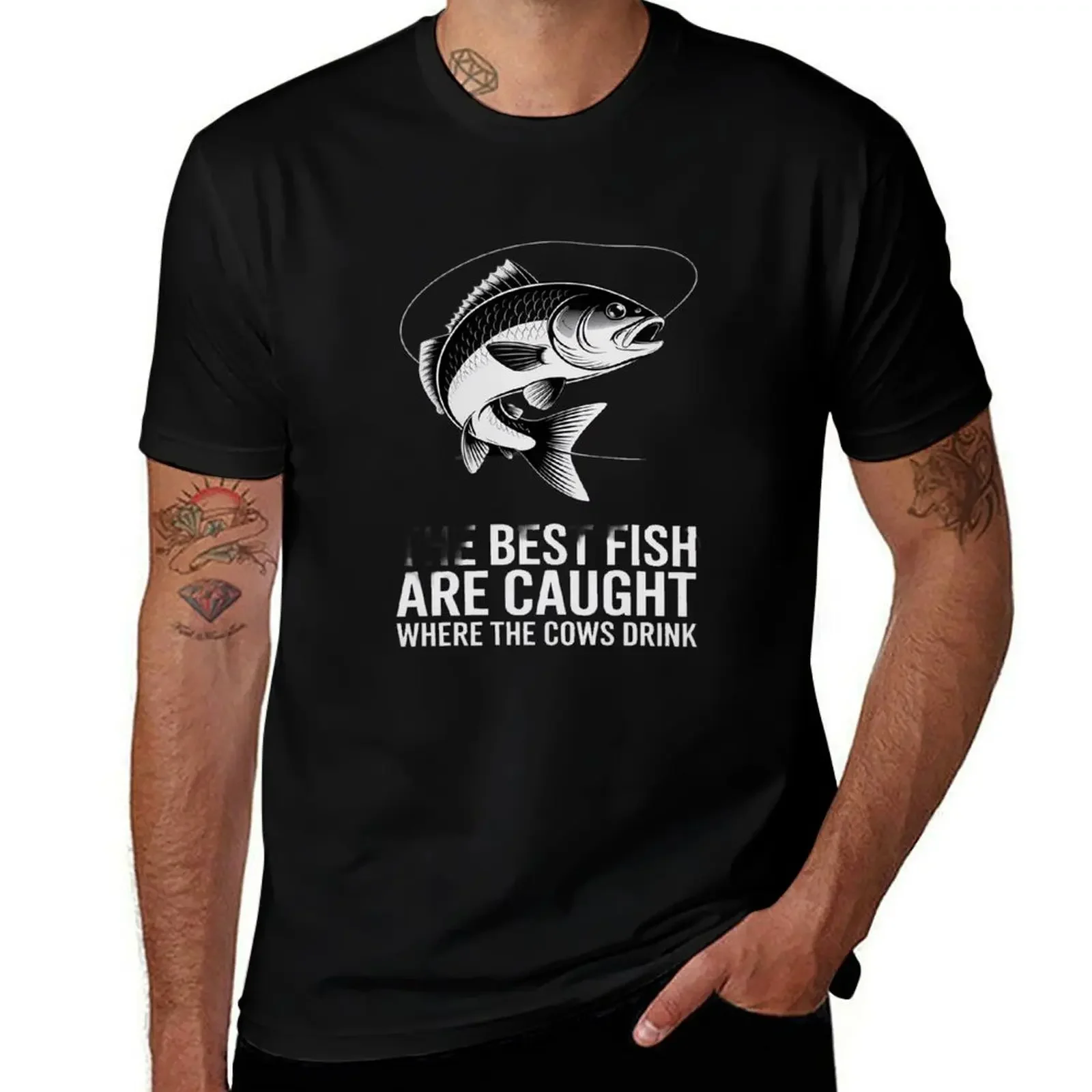 

The Best Fish Are Caught Where The Cows Drink Funny Fishing T-Shirt забавные подарки забавные костюмы однотонная мужская дизайнерская одежда
