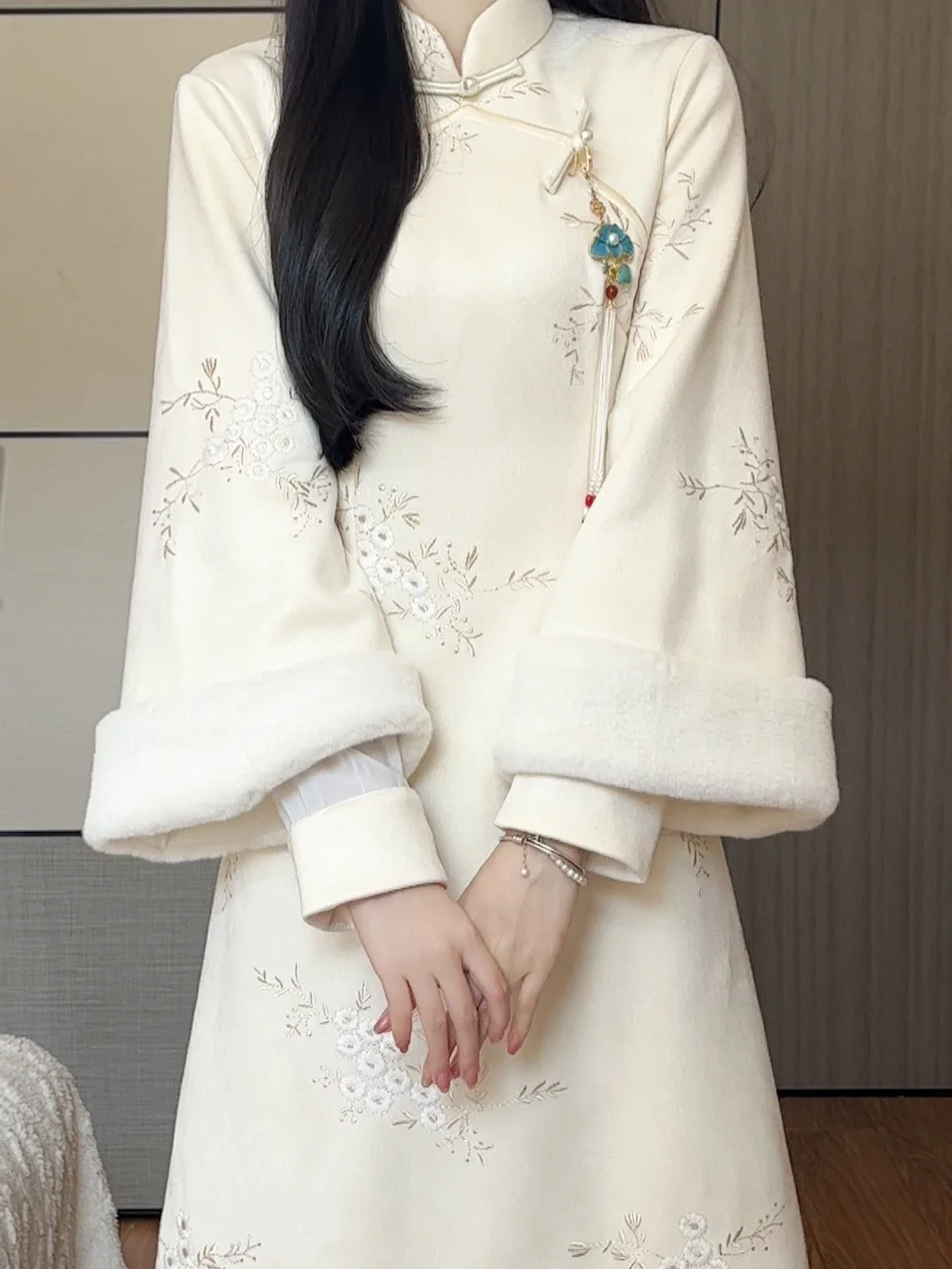 Invierno nuevo vestido de estilo retro de manga grande invertida cheongsam cálido de terciopelo bordado beige