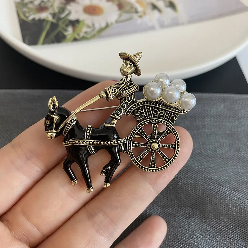 Vintage merchant carriage brooches pin light luxury ins style Joker Pearl brooch suit jacket corsage accessories wholesale