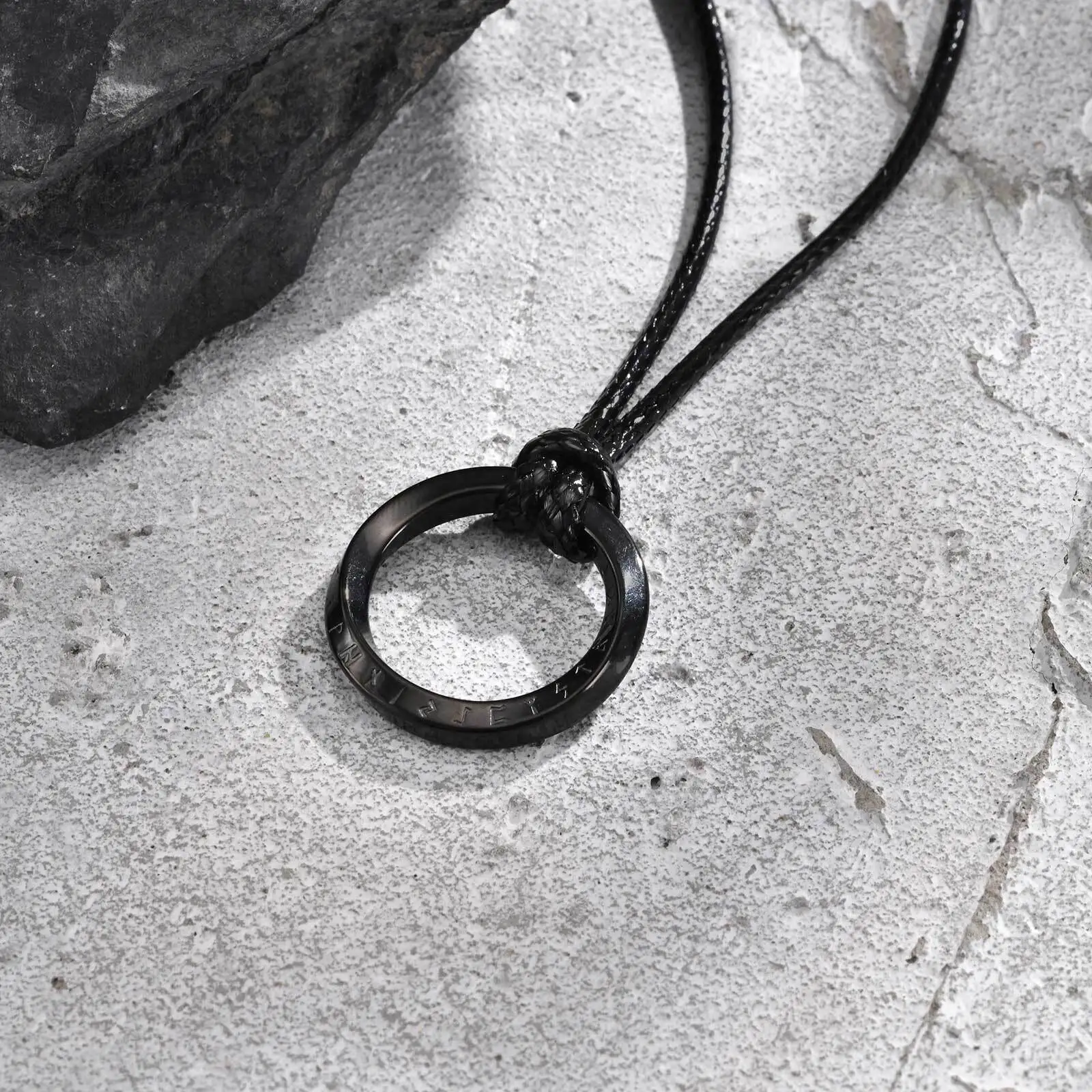 Viking Runde Mobius-Halskette für Männer, Edelstahl-Anhänger mit schwarzem Wachsseil, klassisches Schmuckgeschenk für Ehemann, Vater, Sohn – Detail 14