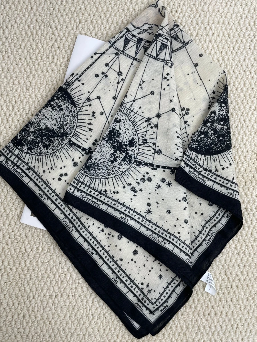 lenco-quadrado-com-estampa-dupla-face-de-constelacoes-romanticas-feminino-primavera-verao-algodao-e-linho-leve-respirave