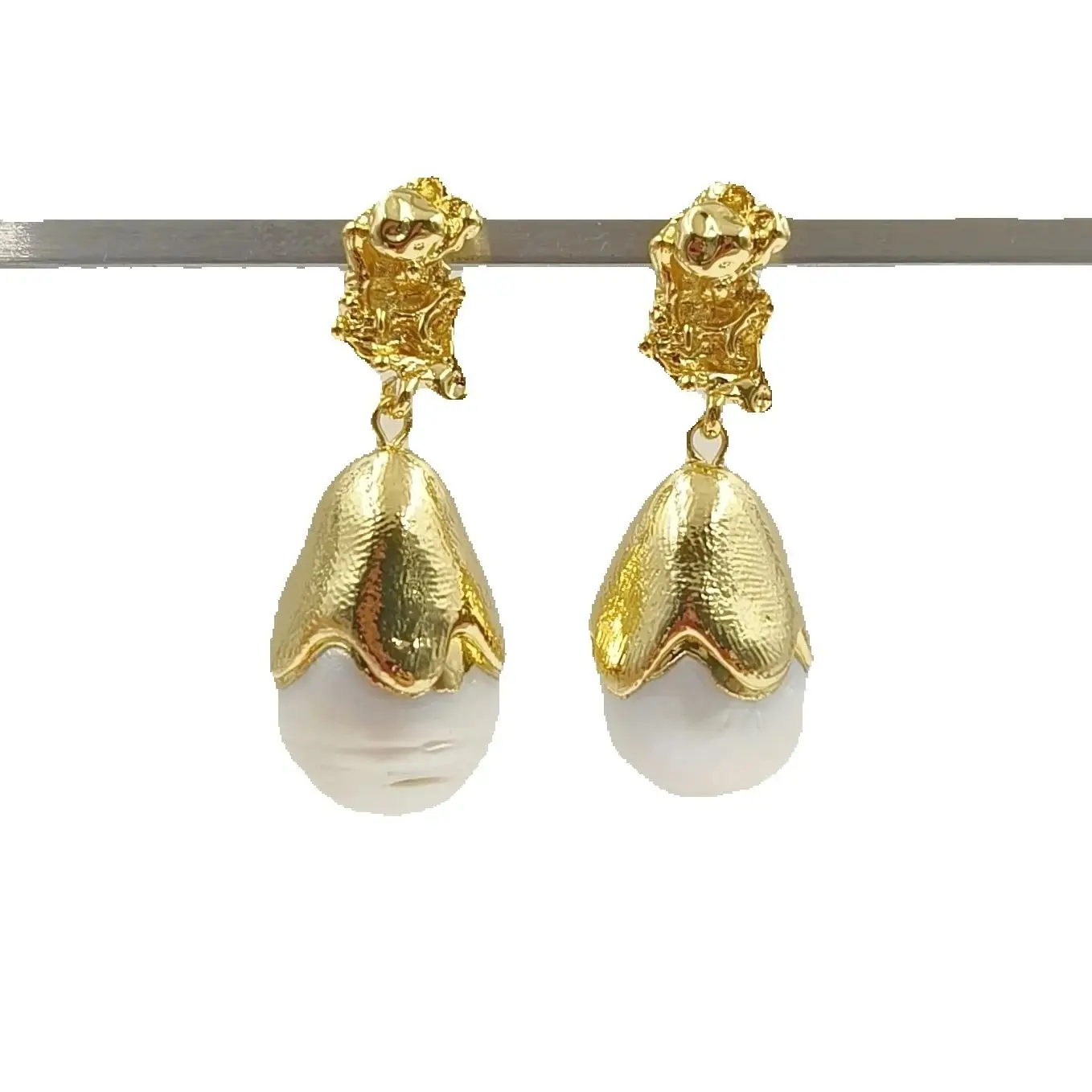 

WT-MPE166 Классический и Ретро европейский стиль Натуральный жемчуг в стиле барокко с 18-каратным позолоченным серьгами средней длины для женщин Аксессуар