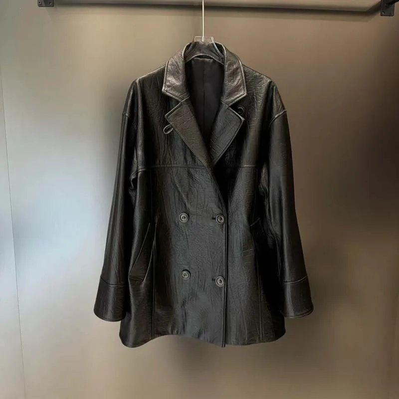 سترة جلدية أصلية عصرية جديدة بطول منتظم لعام 2025 بياقة مقلوبة ملابس نسائية لخريف وربيع جودة عالية