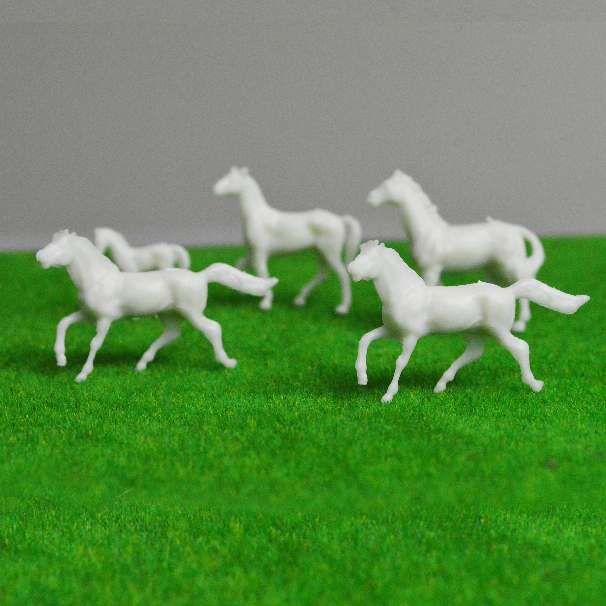 10pcs/lot Ho 1:87 Scale Miniature White Horses Model Farm Animals Toys DIY Model Making for Diorama Random Poses