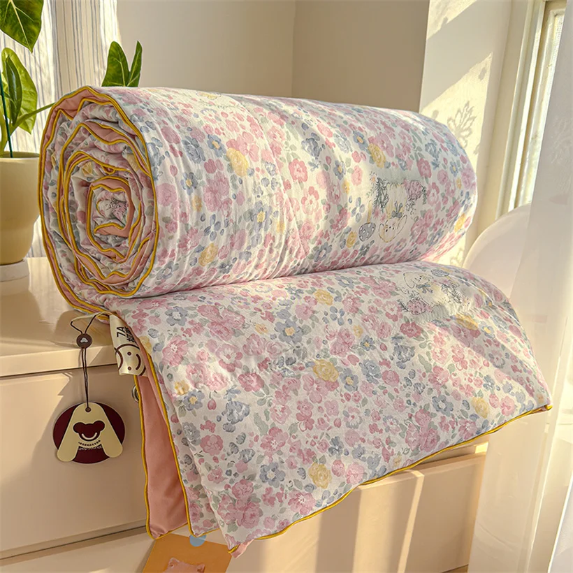 

Cute Cartoon Printed Washed Cotton Quilted Summer Quilt Skin-friendly Kawaii Lightweight Bed Blanket for All Season Luxury Style