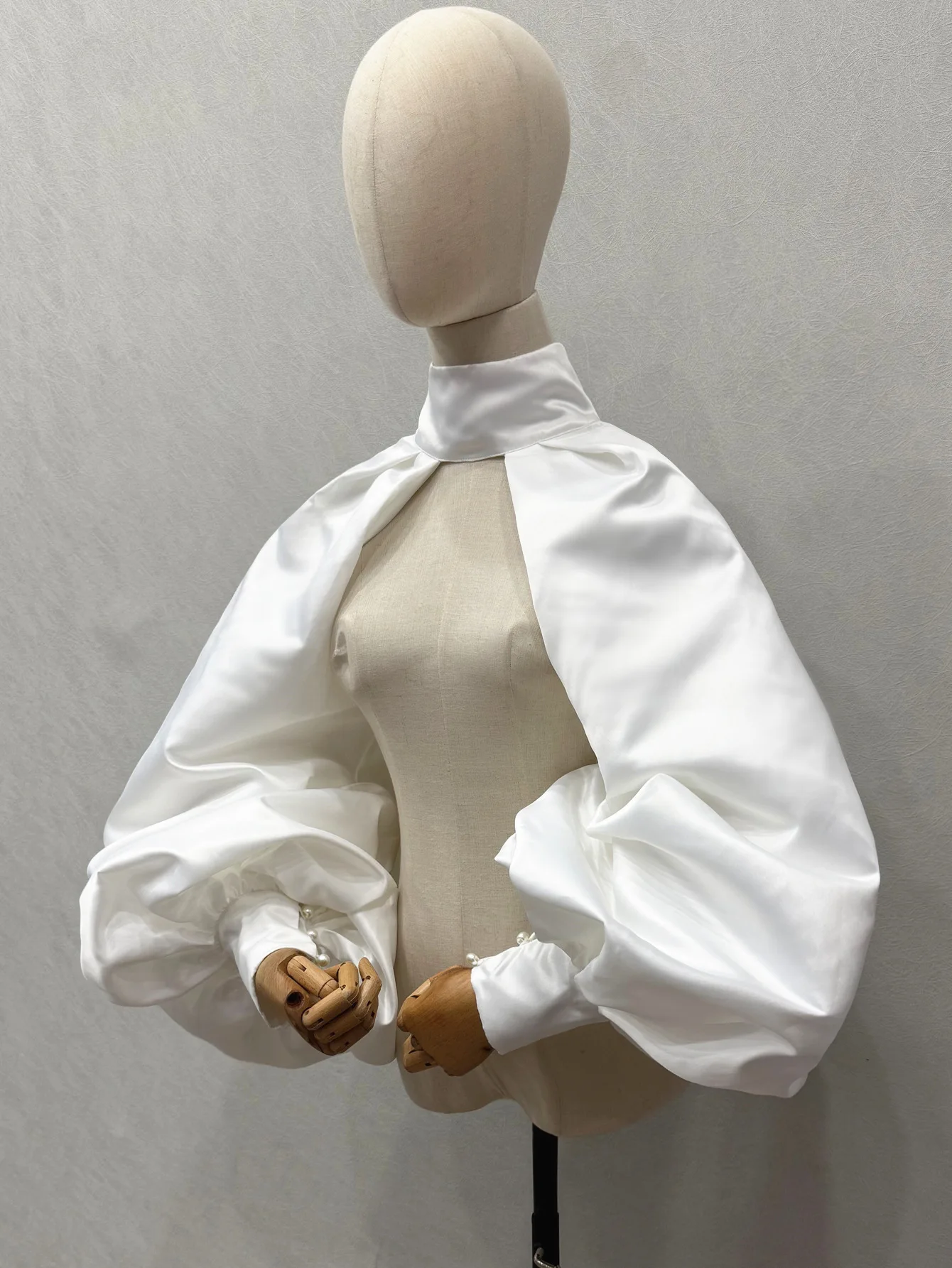 Satin-Hochzeitsboleros, bauschig, volle Ärmel, Stehkragen, rückenfrei, Braut-Achselzucken, Brautumhänge, formelle Party-Jacken, Mantel für besondere Anlässe – Detail 3