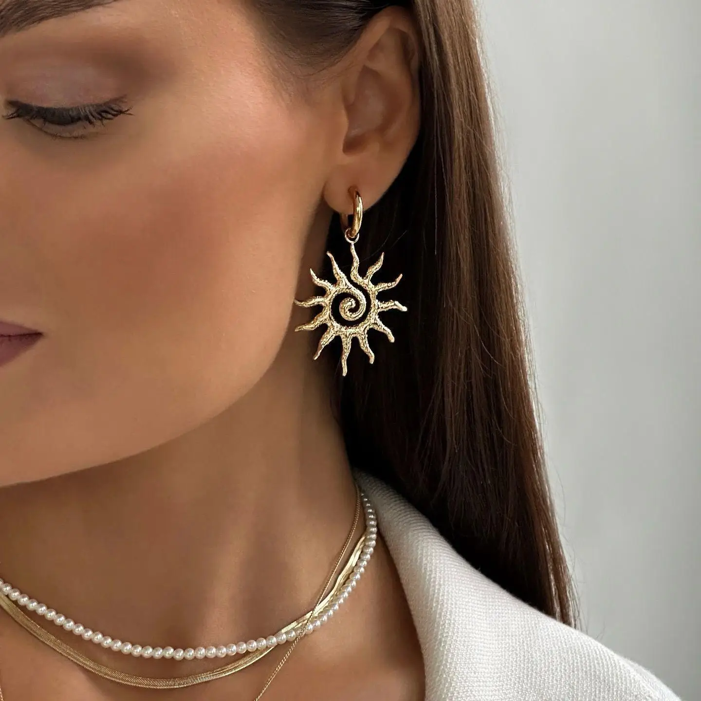

European and American fashion, minimalist design, sunflower earrings, trendy and versatile metal spiral sun earrings