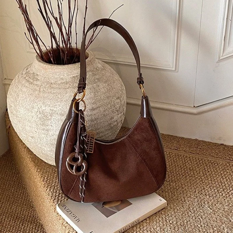 حقيبة ساعي أنيقة للسيدات مصنوعة من الجلد المنقوش على شكل نجمة، مظهر ناعم وواسع عالي الجودة من براغ