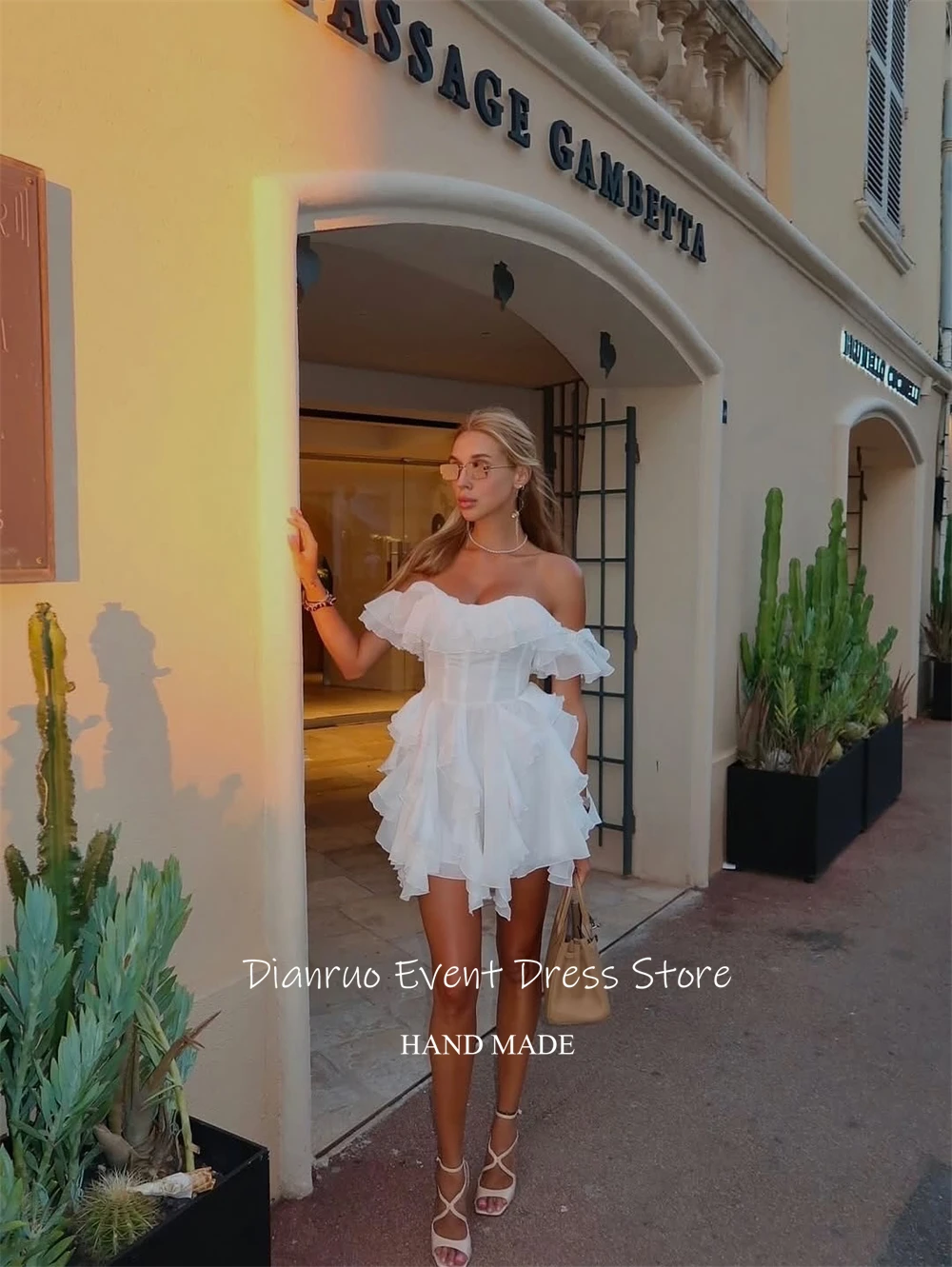 เดียนรัว ชุดราตรีสีขาวเปิดไหล่ ชายกระโปรงระบาย ทรงเอไลน์ ผ้าชีฟอง ชุดราตรีจับจีบ ดีไซน์ทันสมัย แบบดารา สามารถสั่งตัดได้