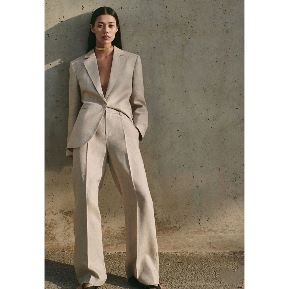 

Нейтральный деловой стиль: светло-бежевый женский костюм-двойка (пиджак на одной пуговице и брюки) с отложным воротником, приталенный крой, для офиса и повседневной носки