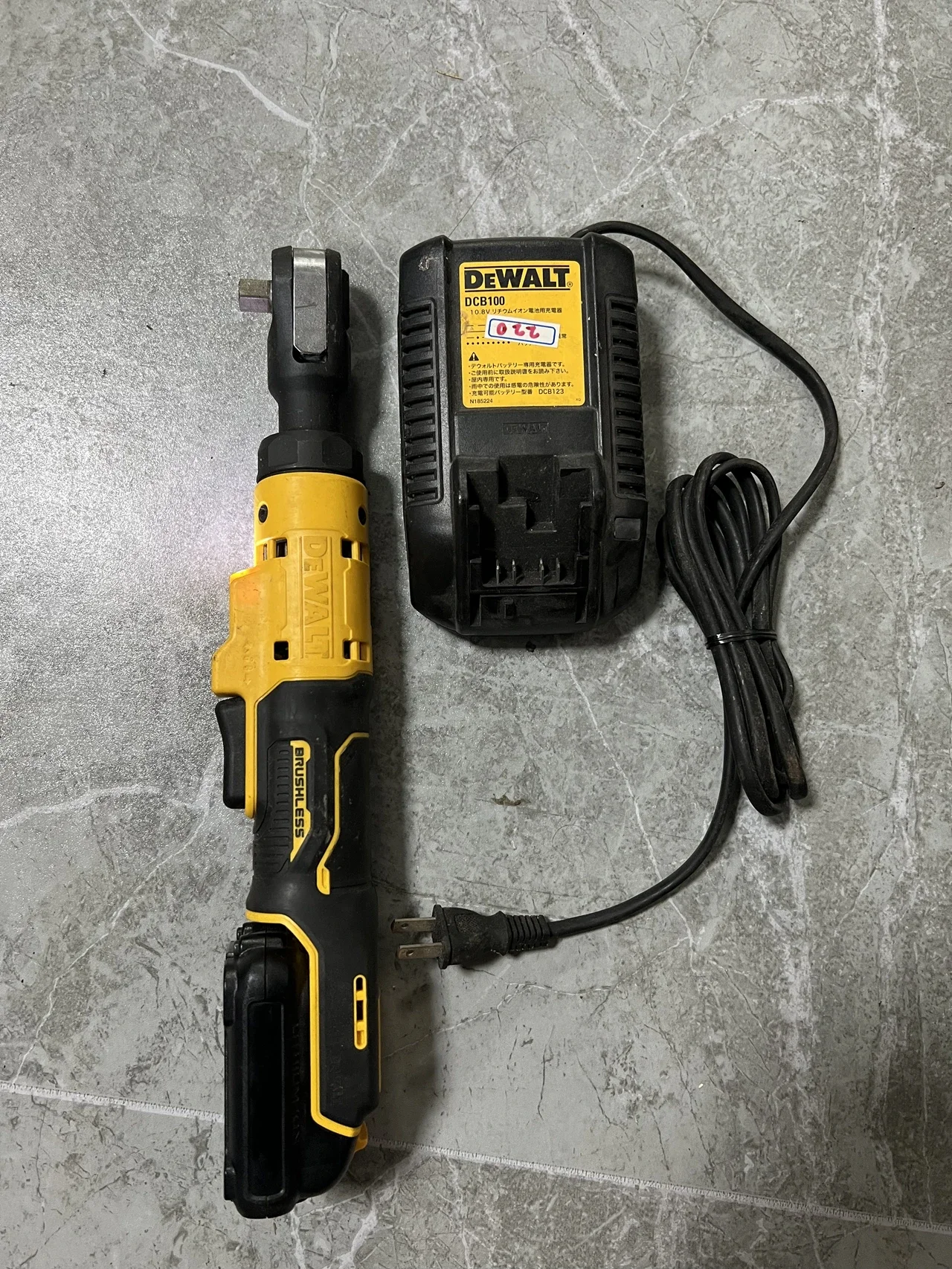 DeWalt DCF503B XTREME 12-V Max Brushless 3/8-in Drive Cordless Ratchet Wrench 1.3AH battery set  second-hand