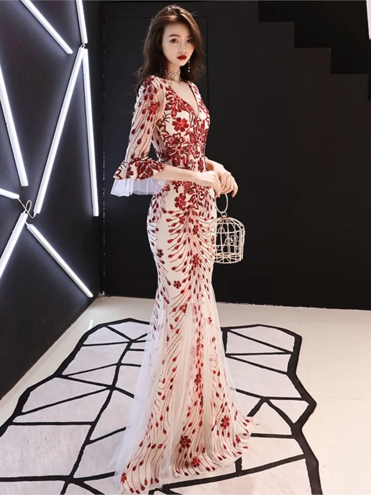 

The new long banquet dress with an imposing presence host and elegant fishtail toasting