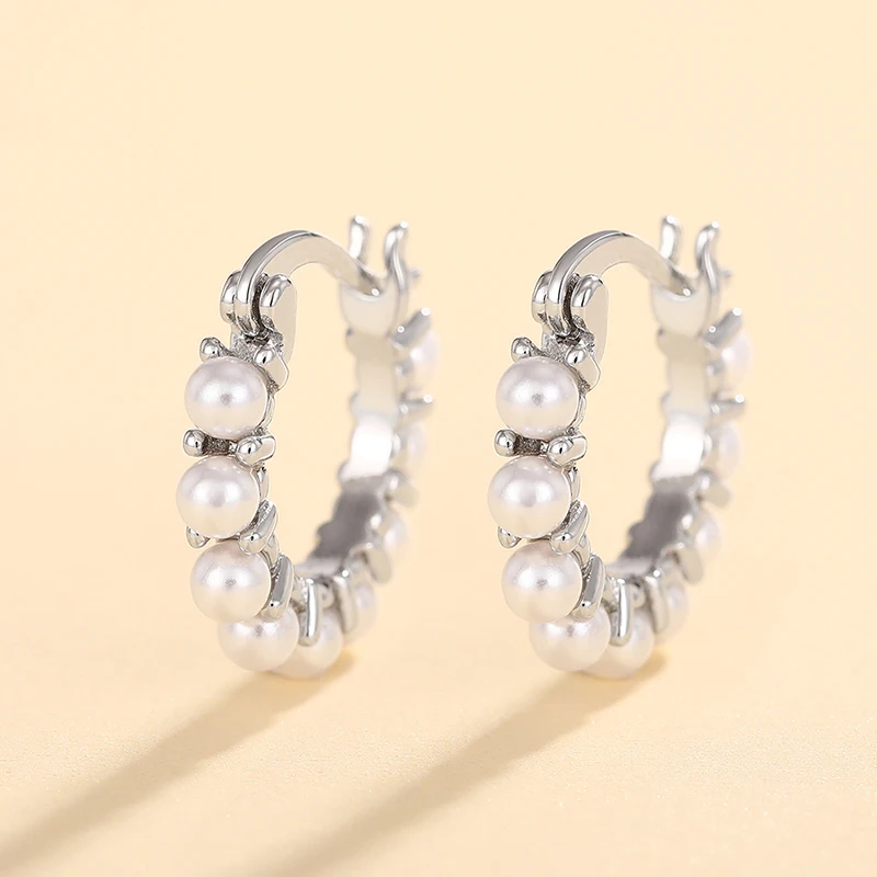 Huitan Exquisite kleine Imitationsperlen-Creolen für Damen, modernes, modisches Ohrzubehör, ausgefallener Geschenkschmuck